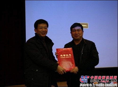 梁卫东（左）给玉柴集团颁发“玉林市2011年度新闻报道工作一等奖”证书