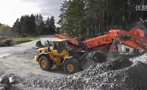 挖掘机、装载机在石料厂的工作视频展示