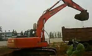 日立挖掘机装车