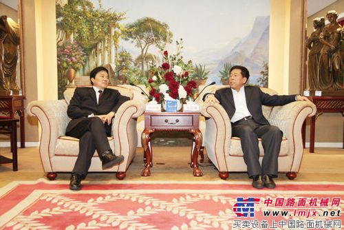 刘国强书记（左）与任洪斌董事长（右）亲切会谈