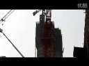 60多米高空电线绊一跤 脚被卡进吊车 