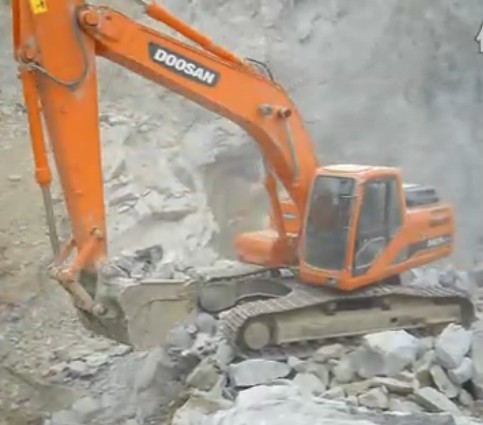 鬥山挖掘機DH225LC-9廣東省揭陽市惠來華強石場工作