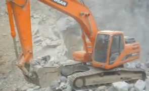 斗山挖掘机DH225LC-9广东省揭阳市惠来华强石场工作