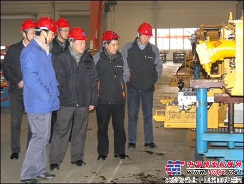 图为王晓华董事长（左二）在安徽柳工公司走访视察