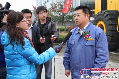 徐工机械副总裁、徐工科技总经理杨东升接受记者采访