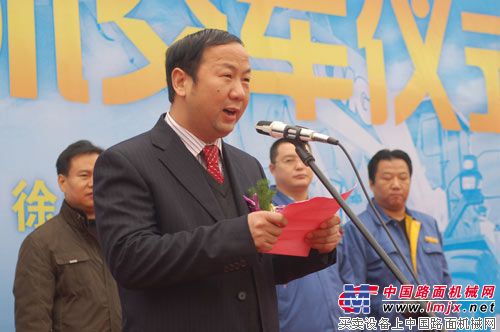 中国联合水泥有限公司淮海运营管理区生产技术中心总经理周永安接受记者采访