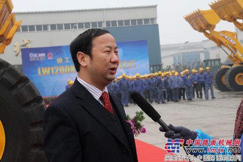 中国联合水泥有限公司淮海运营管理区生产技术中心总经理周永安接受记者采访