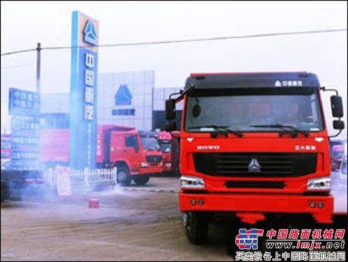 中国重汽首批HOWO城建工程车交付使用
