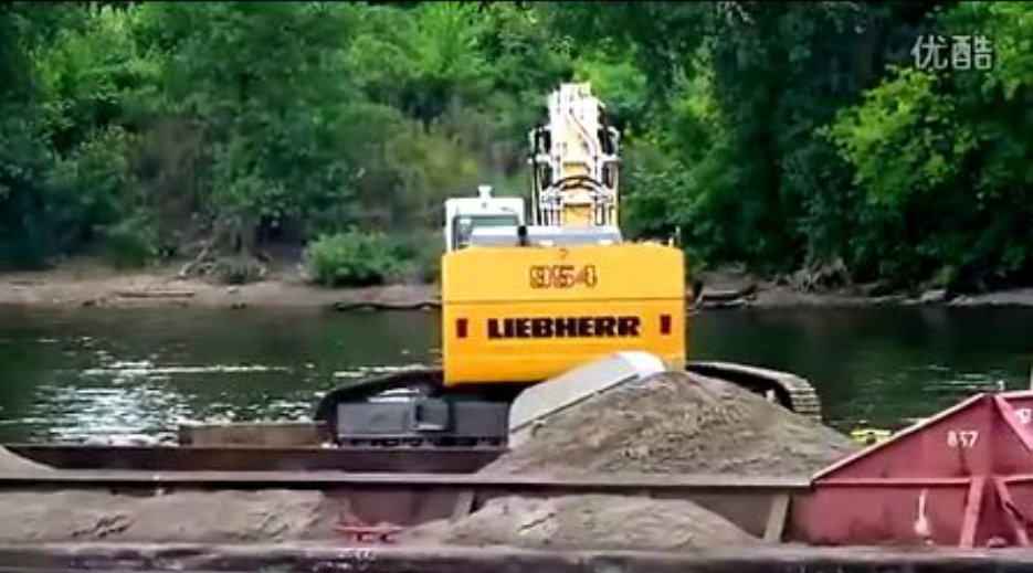 利勃海尔R954长臂挖掘机船上施工视频