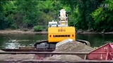 利勃海爾R954長臂挖掘機船上施工視頻