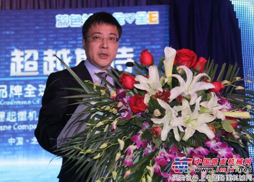 中联重科副总裁工程起重机分公司总经理熊焰明致辞