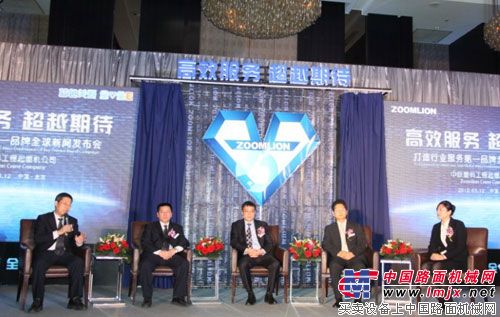 中联重科工程起重机分公司领导接受现场记者采访，解读“服务第一品牌”