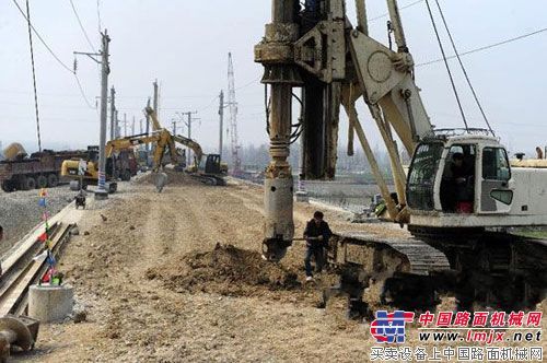 汉宜高铁潜江段部分路基塌陷 工程机械施救