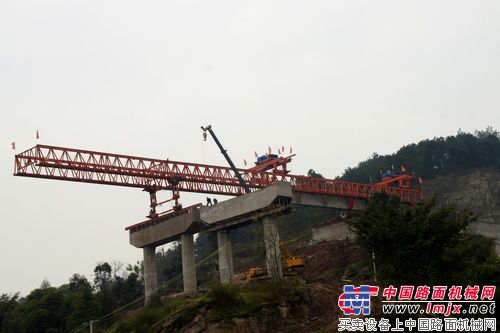 中铁重庆成渝高速复线陈家湾大桥开始架设T型梁板