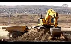 小松1250大型挖掘机装车视频 