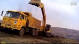 挖掘机工作场装车视频