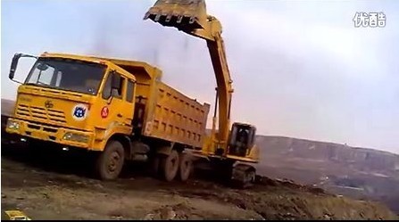 挖掘机工作场装车视频
