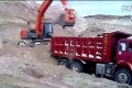 兰考县挖掘机挖土装车视频