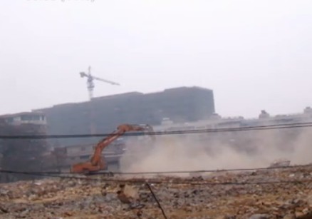 挖掘机拆烟囱现场施工视频