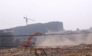挖掘机拆烟囱现场施工视频