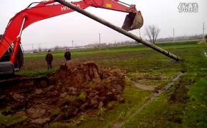 日立挖掘机吊杆现场施工视频 