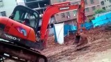 斗山DH60-7小型挖掘机上拖车，惊险刺激！