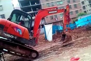 斗山DH60-7小型挖掘机上拖车，惊险刺激！