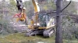 卡特挖掘機加裝附件伐樹施工現場版演示