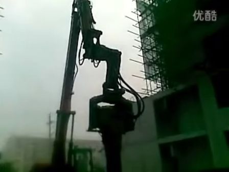 改装挖掘机吊线缆施工视频 