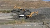 “黄白合作”HMK370LC与卡特325CL挖掘机施工视频