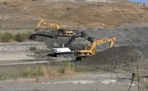 “黄白合作”HMK370LC与卡特325CL挖掘机施工视频