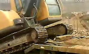 超牛挖掘机上拖车实况录制视频