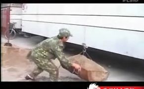 移动式小型吊车视频 
