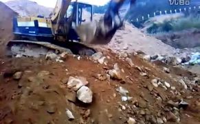 挖掘机在矿上工作视频 