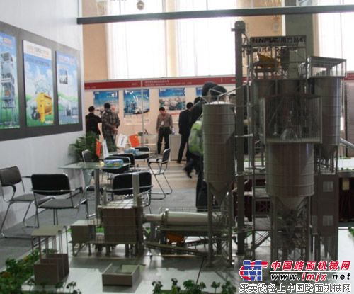  南方路机在中国国际混凝土技术及装备展览会推出两款新设备