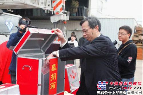 云南营销保障中心常务副总经理青遂川先生正在捐款