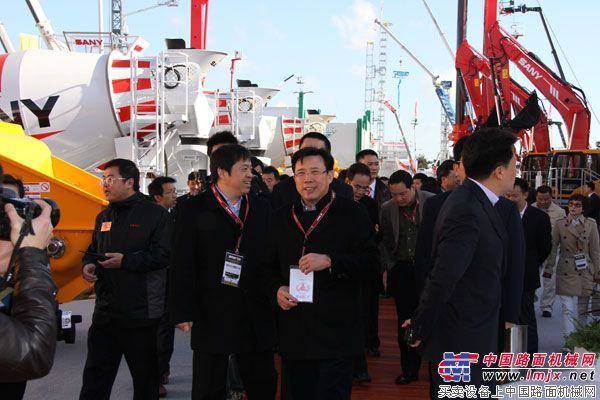 三一董事长梁稳根巡视Intermat 2012三一展台现场
