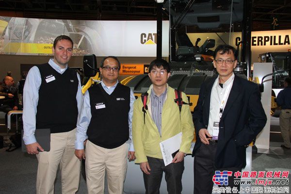 卡特路面设备，亚太独联体区域总经理李国祥（右一）与中国路面机械网总经理方剑仙合影