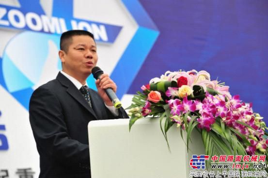 中联重科工程起重机公司副总经理郑波致辞