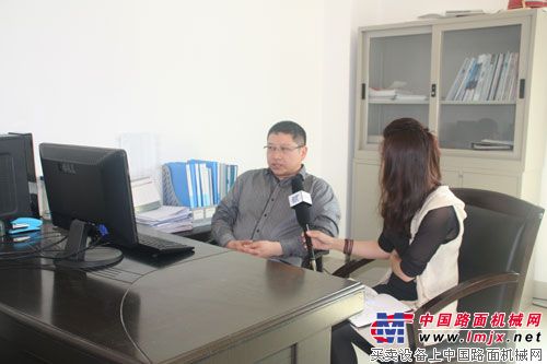 福建信达副总经理王冬云接受中国路面机械网记者采访