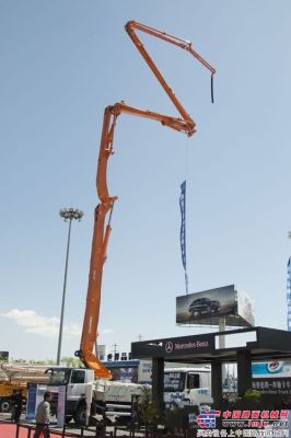 中联重科3桥49米6节全钢臂架泵车亮相2012北京车展