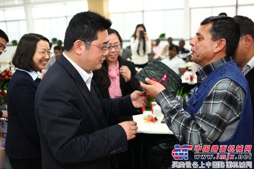 王岩松副总裁代表徐工集团与研修班代表互赠礼品