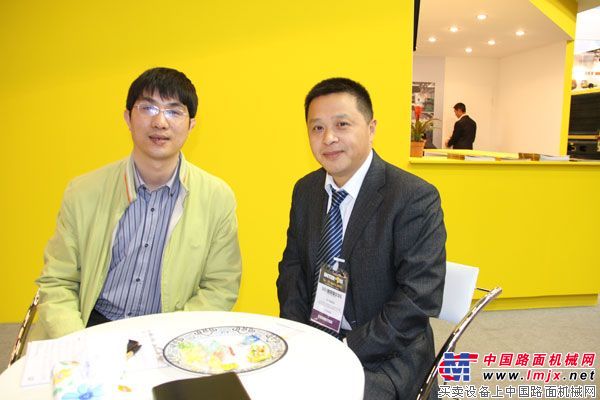 中国路面机械网总经理方剑仙和成工海外业务部副部长杨毅