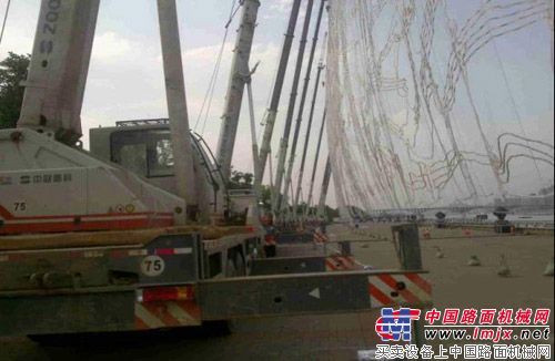 中联吊车显身手 助阵家乡中博会 