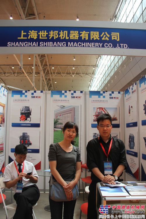 上海世邦销售经理与中国路面机械网记者张立岩合影.