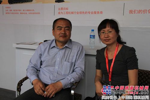 星沃副总经理李刚与中国路面机械网记者张立岩合影