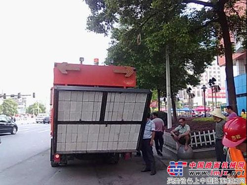 英达“修路王”为衡阳市政带来机械化道路养护模式