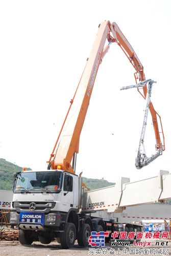 中联重科全球最长80米碳纤维臂架泵车施工