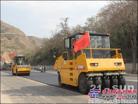 徐工成套筑路机械献礼甘谷千年大庆 