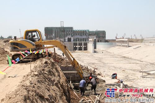 圖一：玉柴重工YC85-8挖掘機江陰市用戶黃老板的機子正在水壩工地忙碌的作業